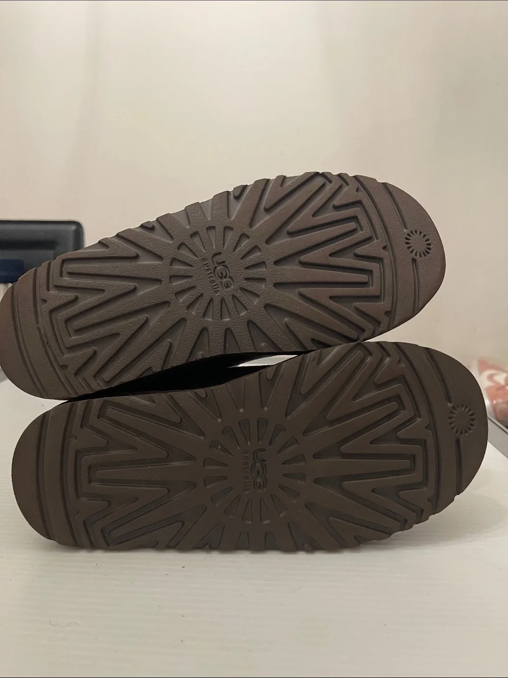 UGG WINTER CLASSIC SHORT II BOOTS BOYS-GIRLS SIZE 4